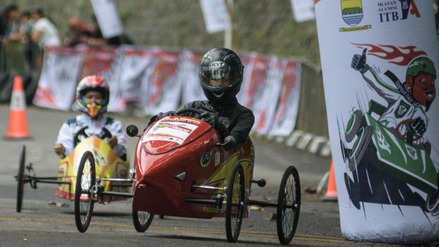 Dua peserta mengikuti Lomba Kereta Peti Sabun di ruas jalan Sabuga ITB, Bandung, Jawa Barat, Sabtu (14/12/2024). Lomba Kereta Peti Sabun tersebut diikuti 120 peserta dari warga dan mahasiswa sebagai bentuk ajang pengembangan kreativitas dan inovasi dalam menguji kecepatan sekaligus mengenalkan kembali kegiatan yang sudah populer sejak tahun 1950-an lalu. ANTARA FOTO/Novrian Arbi/YU