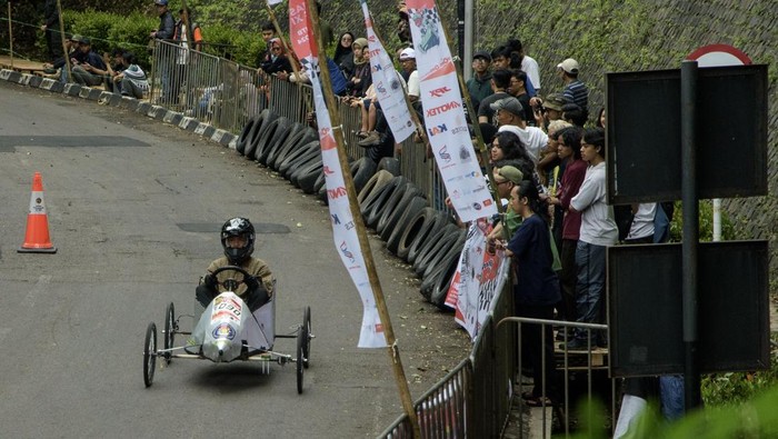 Intip Keseruan Balap Kereta Peti Sabun di Bandung Dua peserta mengikuti Lomba Kereta Peti Sabun di ruas jalan Sabuga ITB, Bandung, Jawa Barat, Sabtu (14/12/2024). Lomba Kereta Peti Sabun tersebut diikuti 120 peserta dari warga dan mahasiswa sebagai bentuk ajang pengembangan kreativitas dan inovasi dalam menguji kecepatan sekaligus mengenalkan kembali kegiatan yang sudah populer sejak tahun 1950-an lalu. ANTARA FOTO/Novrian Arbi/YU