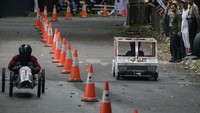 Dua peserta beradu cepat saat mengikuti Lomba Kereta Peti Sabun di ruas jalan Sabuga ITB, Bandung, Jawa Barat, Sabtu (14/12/2024).