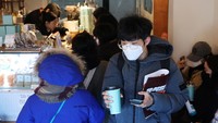 Postingan media sosial di X membagikan nama kafe dan restoran yang telah menerima pesanan di muka, dan demonstran dapat mengambil minuman atau camilan gratis dengan memberikan nama yang digunakan untuk pembayaran. Kang juga mendorong troli ke lokasi aksi unjuk rasa untuk mengantarkan minuman secara langsung.