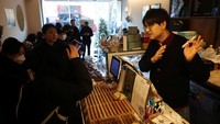 Kang Mi-hyun, pemilik kafe Royal Host di dekat parlemen, mengatakan pesanan telah melonjak drastis. Awalnya, ada pesanan sekitar 20 cangkir Americano panas, dan 20 cangkir latte, dan 10 egg tart, tetapi sekarang batas awal dasar pesanan prabayar adalah 100 minuman, dan untuk aksi unjuk rasa Sabtu ini, 1000 cangkir Americano telah dibayar di muka.