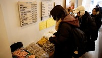 Sistem prabayar telah mengubah bisnis lokal menjadi pusat aktivisme, di mana setiap minuman panas dan camilan telah menjadi ekspresi persatuan politik. REUTERS/Kim Soo-hyeon