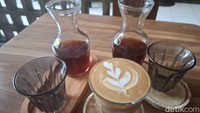 Selain menggunakan teknik manual brew, kopi di sini juga bisa dipesan sebagai racikan yang dicampur susu. Kami mencoba memesan cappucino untuk mencicipi karakternya setelah dipadukan dengan susu. Foto: detikcom/Diah Afrilian