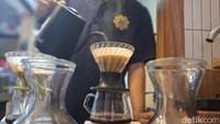 Biji kopinya tak hanya dapat dibeli dalam bentuk utuh. Jika ingin langsung mencicipi, ada barista yang siap menyeduhkan kopi pilihan dengan teknik pour over untuk mengeluarkan rasa aslinya. Foto: detikcom/Diah Afrilian