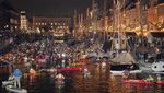 Kayak Berhias Lampu Natal Terangi Kanal-kanal di Kopenhagen