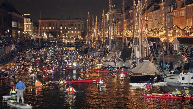 People attend the Santa Lucia kayak procession in Copenhagen Harbour, Sweden, December 13, 2024. Ritzau Scanpix/Thomas Traasdahl/via REUTERS    ATTENTION EDITORS - THIS IMAGE WAS PROVIDED BY A THIRD PARTY. DENMARK OUT. NO COMMERCIAL OR EDITORIAL SALES IN DENMARK.