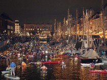 Kayak Berhias Lampu Natal Terangi Kanal-kanal di Kopenhagen