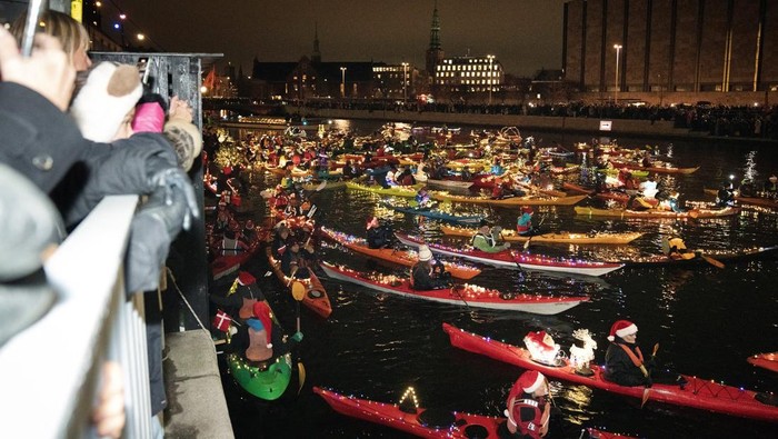 People attend the Santa Lucia kayak procession in Copenhagen Harbour, Sweden, December 13, 2024. Ritzau Scanpix/Thomas Traasdahl/via REUTERS ATTENTION EDITORS - THIS IMAGE WAS PROVIDED BY A THIRD PARTY. DENMARK OUT. NO COMMERCIAL OR EDITORIAL SALES IN DENMARK.