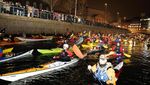 Kayak Berhias Lampu Natal Terangi Kanal-kanal di Kopenhagen