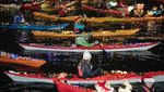 Kayak Berhias Lampu Natal Terangi Kanal-kanal di Kopenhagen
