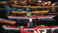 Penyelenggara mengatakan sekitar 400 kayak menjadi bagian dari parade tersebut. 