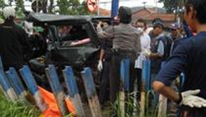 Kecelakaan KA Mutiara Timur tabrak 3 mobil
