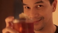 Di sela-sela kesibukannya, Ijonk sering menghabiskan waktu bersantai di kafe sekaligus menikmati racikan minuman di sana. Foto: Instagram @ijonkfrizzy/Site