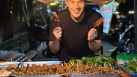 Di tahun 2021, Ijonk sempat mendirikan usaha angkringan. Menu angkringan termasuk ke dalam salah satu makanan favoritnya. Foto: Instagram @ijonkfrizzy/Site