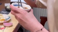 Kalau ini momen Ijonk makan di restoran Jepang saat merayakan ulang tahun Ririn yang ke-38. Foto: Instagram @ijonkfrizzy/Site