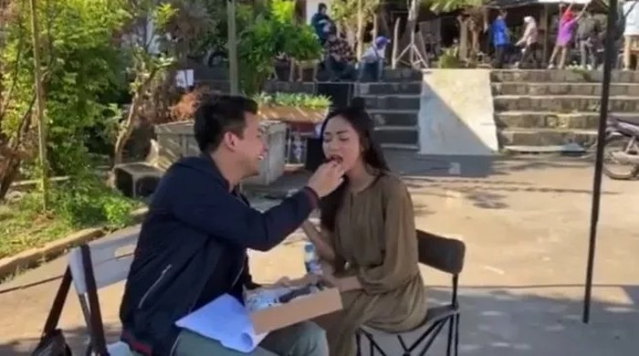Keseruan Jonathan Frizzy saat Jajan diAngkringan hingga Ayam Geprek Keseruan Jonathan Frizzy saat Jajan diAngkringan hingga Ayam Geprek