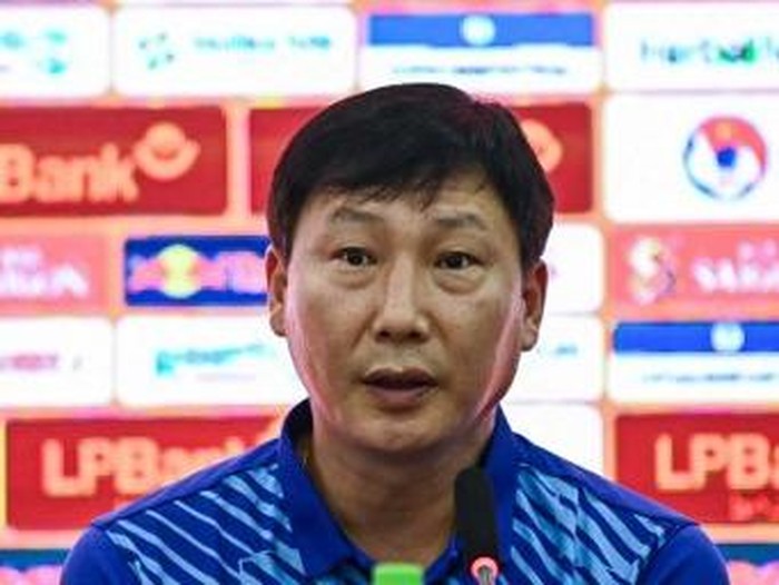 Vietnams head coach Kim Sang-sik attends a press conference on the eve of the international friendly football match against Russian, at the Vietnam Football Federation headquarters in Hanoi on September 4, 2024. (Photo by NHAC NGUYEN / AFP)
