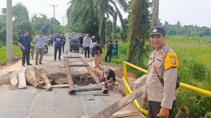 Kondisi jembatan di Kecamatan Kandis longsor membuat akses dua desa di Ogan Ilir sulit dilalui