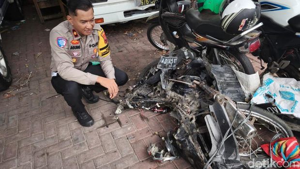 Kondisi motor korban usai ditabrak Pajero di Laweyan, Solo. Motor kini dievakuasi ke Mapolresta Solo, Sabtu (14/12/2024).