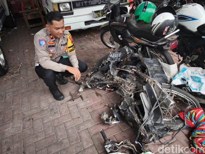 Kondisi motor korban usai ditabrak Pajero di Laweyan, Solo. Motor kini dievakuasi ke Mapolresta Solo, Sabtu (14/12/2024).