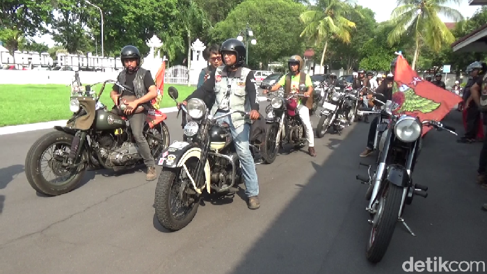 Konvoi motor antik di Lumajang