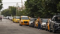 Banyak SPBU di seluruh negeri telah ditutup selama berhari-hari karena kekurangan yang luar biasa parah telah membuat negara itu hampir tidak memiliki bensin dan solar. Hal itu membuat pengendara terlantar dan menyebabkan antrean yang tampaknya tak berujung di SPBU di Havana. 