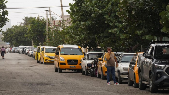 A driver checks the line as he waits for gasoline in Havana, Cuba, December 13, 2024. REUTERS/Alexandre Meneghini