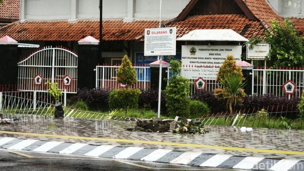 Lokasi kecelakaan mobil Pajero tabrak pemotor di Jalan dr. Rajiman tepatnya di barat Pasar Jongke, Kecamatan Laweyan, Kota Solo, Sabtu (14/12/2024).