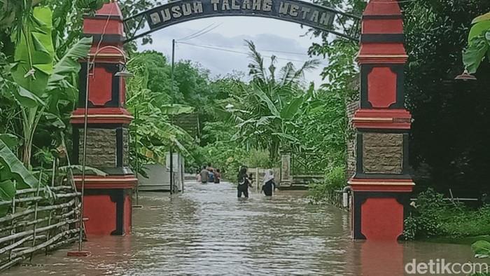 Luapan air Sungai Dengkeng di Klaten masuk ke permukiman dan lahan, Sabtu (14/12/2024) siang.