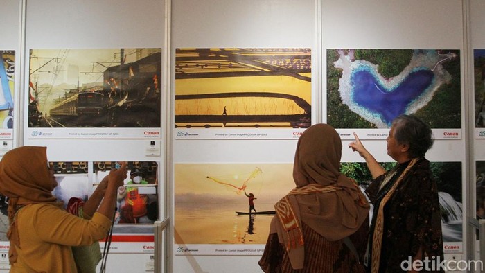 Melihat Indahnya Indonesia Lewat Pameran Foto Pengunjung melihat foto yang dipamerkan di Galeri Cipta II, Taman Ismail Marzuki (TIM), Jakarta, Jumat (13/12/2024). Pameran dan peluncuran buku foto bertajuk Nusantara: Soul of Indonesia yang menampilkan 97 foto tentang keindahan Indonesia itu berlangsung hingga 15 Desember 2024.