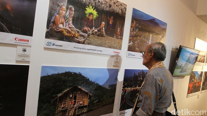 Pengunjung melihat foto yang dipamerkan di Galeri Cipta II, Taman Ismail Marzuki (TIM), Jakarta, Jumat (13/12/2024). Pameran dan peluncuran buku foto bertajuk Nusantara: Soul of Indonesia yang menampilkan 97 foto tentang keindahan Indonesia itu berlangsung hingga 15 Desember 2024.