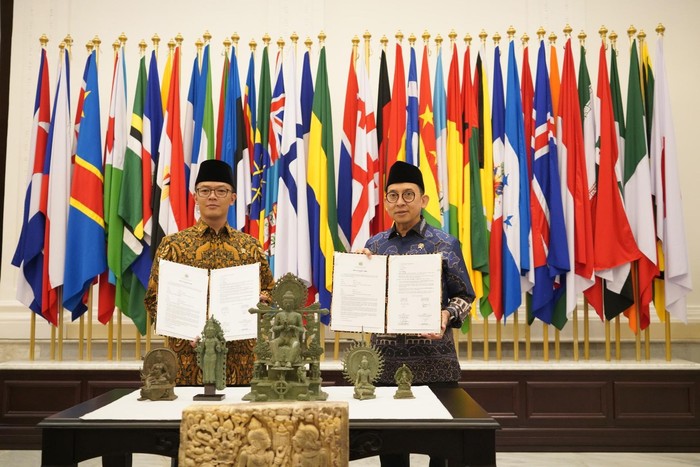 Menlu Serahkan 6 Objek Diduga Cagar Budaya ke Menbud Fadli Zon