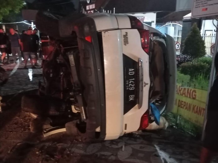 Mobil Pajero terbalik usai menabrak pemotor di barat Pasar Jongke, Kecamatan Laweyan, Kota Solo, Sabtu (14/12/2024).