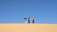 Setelah dune bashing, kami berhenti di atas bukit pasir yang tinggi. Di depan mata, hamparan pasir terlihat sejauh mata memandang. Angin sepoi-sepoi membawa udara dingin meski matahari sudah di atas kepala. (Fadly/detikTravel)