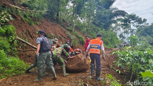 Pembersihan material longsor di Kecamatan Salem, Brebes, Sabtu (14/12/2024).