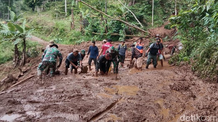 Pembersihan material longsor di Kecamatan Salem, Brebes, Sabtu (14/12/2024).