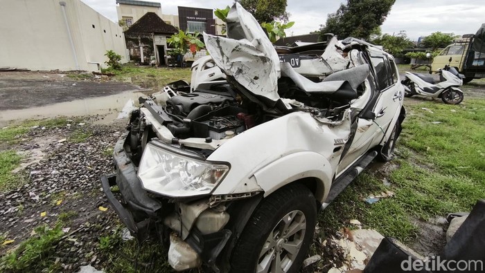 Penampakan Mitsubishi Pajero usai menabrak pemotor hingga tewas di Solo. Pajero dievakuasi ke Mapolresta Solo, Sabtu (14/12/2024).