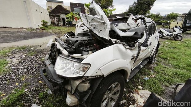Penampakan Mitsubishi Pajero usai menabrak pemotor hingga tewas di Solo. Pajero dievakuasi ke Mapolresta Solo, Sabtu (14/12/2024).