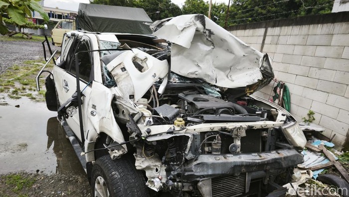 Penampakan Mitsubishi Pajero usai menabrak pemotor hingga tewas di Solo. Pajero dievakuasi ke Mapolresta Solo, Sabtu (14/12/2024).