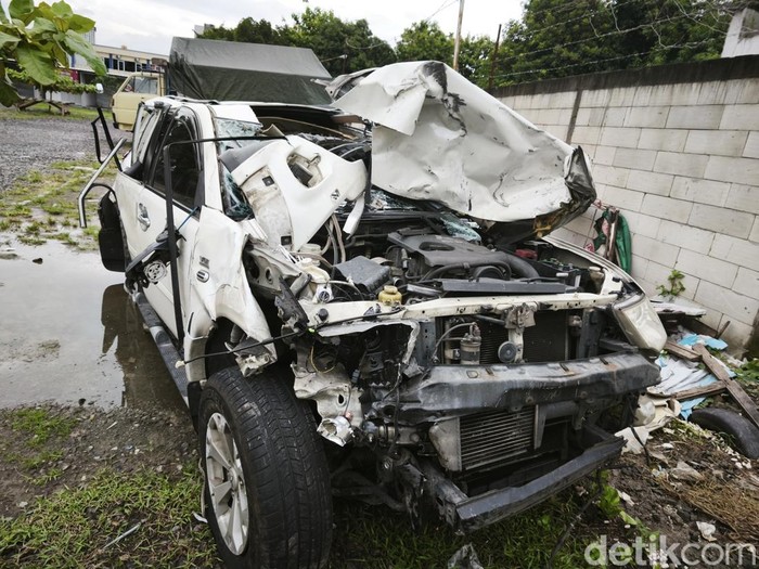 Penampakan Mitsubishi Pajero usai menabrak pemotor hingga tewas di Solo. Pajero dievakuasi ke Mapolresta Solo, Sabtu (14/12/2024).