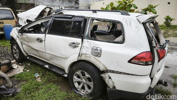Penampakan Mitsubishi Pajero usai menabrak pemotor hingga tewas di Solo. Pajero dievakuasi ke Mapolresta Solo, Sabtu (14/12/2024).
