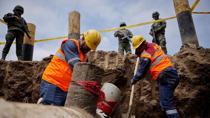 Workers of Ecuador's state-run oil company Petroecuador cover up illegal taps used by criminals to steal fuel, of the Esmeraldas - Santo Domingo pipeline, in Quininde, Ecuador November 28, 2024. REUTERS/David Diaz Arcos