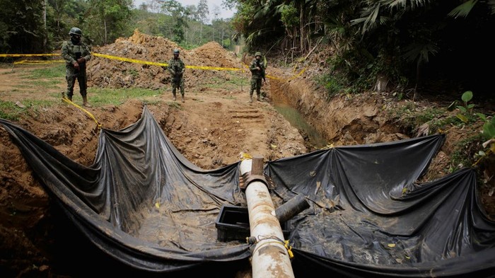 Workers of Ecuador's state-run oil company Petroecuador cover up illegal taps used by criminals to steal fuel, of the Esmeraldas - Santo Domingo pipeline, in Quininde, Ecuador November 28, 2024. REUTERS/David Diaz Arcos