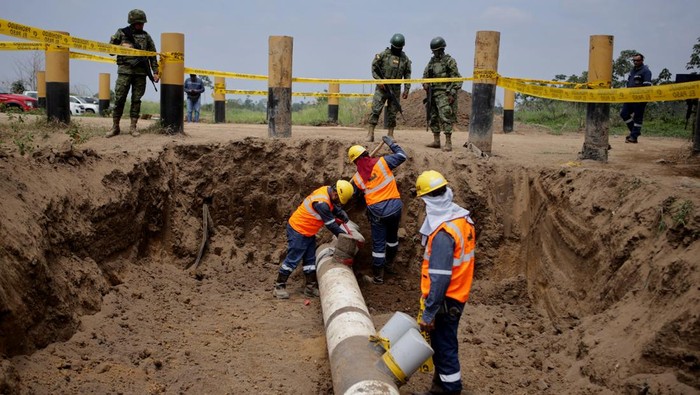 Pencurian Bahan Bakar Rugikan Industri Minyak Ekuador Jutaan Dolar Workers of Ecuador's state-run oil company Petroecuador cover up illegal taps used by criminals to steal fuel, of the Esmeraldas - Santo Domingo pipeline, in Quininde, Ecuador November 28, 2024. REUTERS/David Diaz Arcos