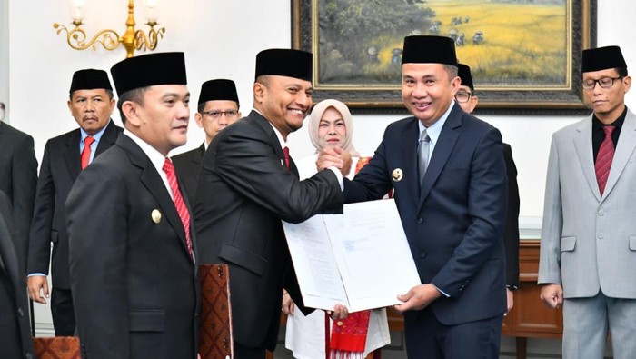 Penyerahan surat  perpanjangan masa jabatan