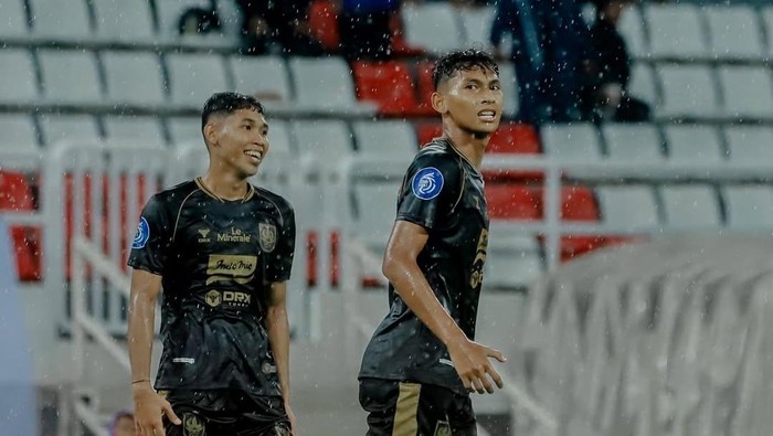 Penyerang muda PSIS, Aulia Rahman (kanan) dalam laga Liga 1