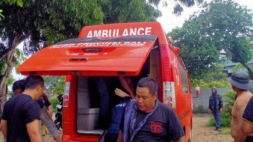 Petugas BPBD Kota Denpasar mengevakuasi jenazah pemuda yang tewas tersambar petir di Pantai Mertasari, Denpasar, Bali, Sabtu (14/12/2024). (Foto: Dok. BPBD Denpasar)