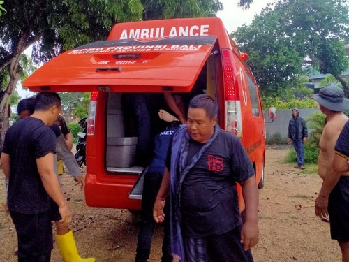 Petugas BPBD Kota Denpasar mengevakuasi jenazah pemuda yang tewas tersambar petir di Pantai Mertasari, Denpasar, Bali, Sabtu (14/12/2024). (Foto: Dok. BPBD Denpasar)