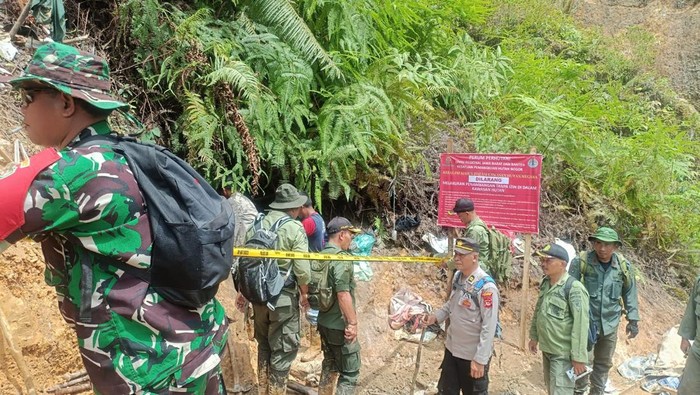 Petugas gabungan menertibkan tambang tak berizin di Bogor