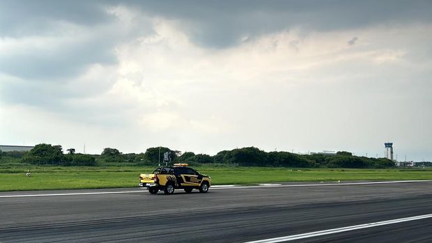 Petugas mengecek runway Bandara Ahmad Yani Semarang jelang persiapan masa Nataru, Sabtu (14/12/2024).